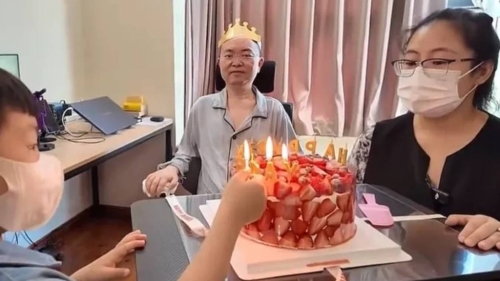 京东前副总裁蔡磊，患渐冻症6年，今日分享其妻儿与他庆祝47岁生辰的影片。蔡磊破冰驿站